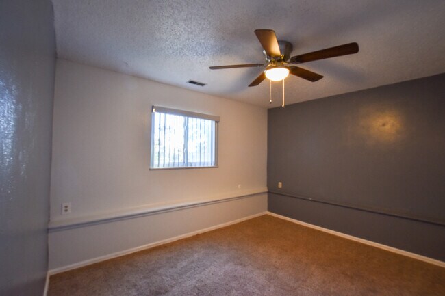 Building Photo - 4925 Hackamore Dr N