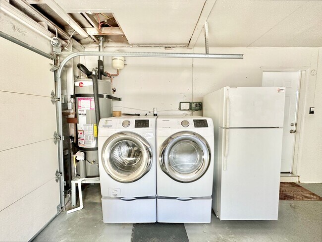 Building Photo - Beautiful, Single-Story, Updated, Private ...