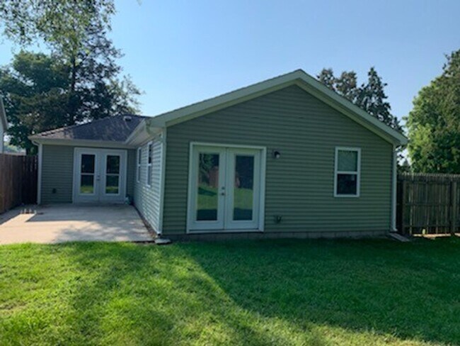 Building Photo - LIVE IN DOWNTOWN HOWELL! 3 BEDROOM HOUSE FOR LEASE