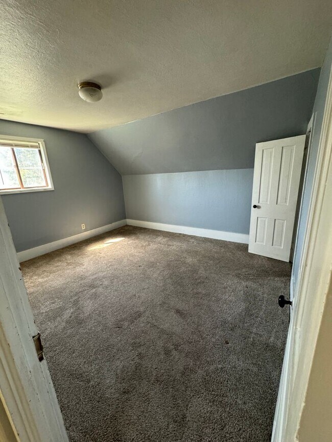 Building Photo - 605 N State St