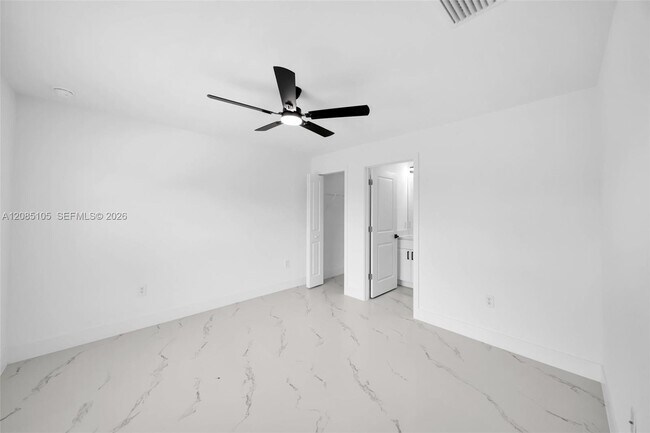 Building Photo - 4985 Fairway Ct