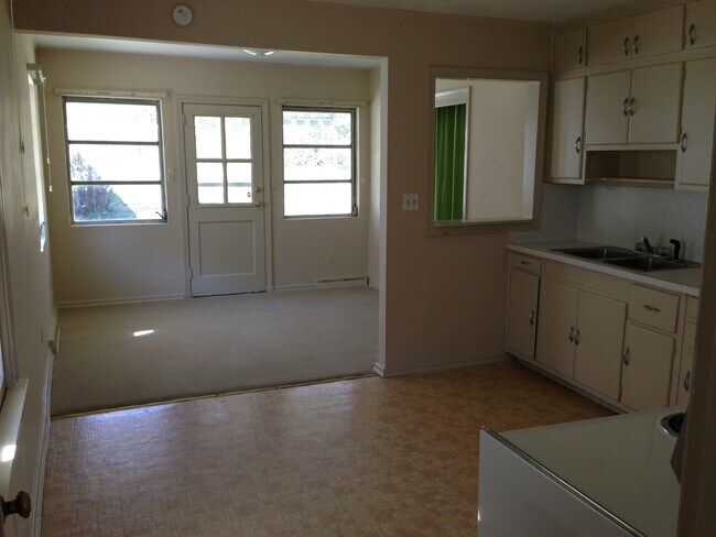 Building Photo - 2 BR House w/ Detached Garage, within 2 miles of UNC-Greensboro