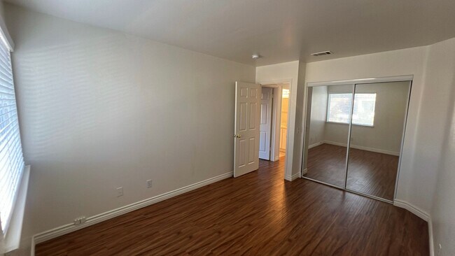 Building Photo - (APPLICATION PENDING) Townhouse in gated c...