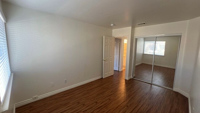 Building Photo - Townhouse in gated community near A.V. Col...