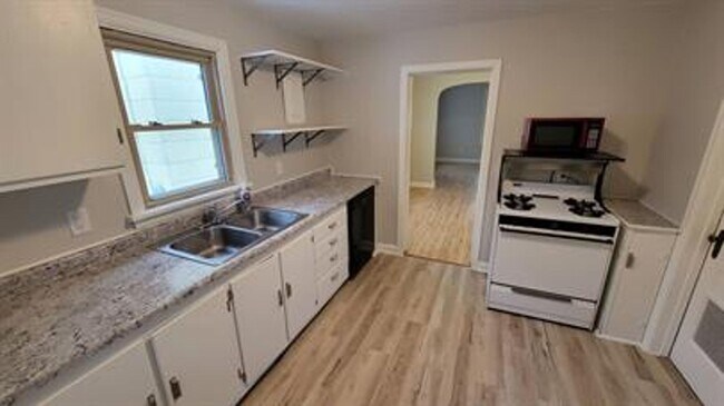 Building Photo - **Charming 1-Bedroom Plus Den Home with Modern Comforts**