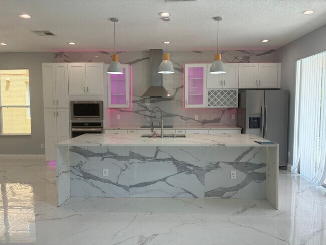 Building Photo - 2641 Emerald Island Blvd