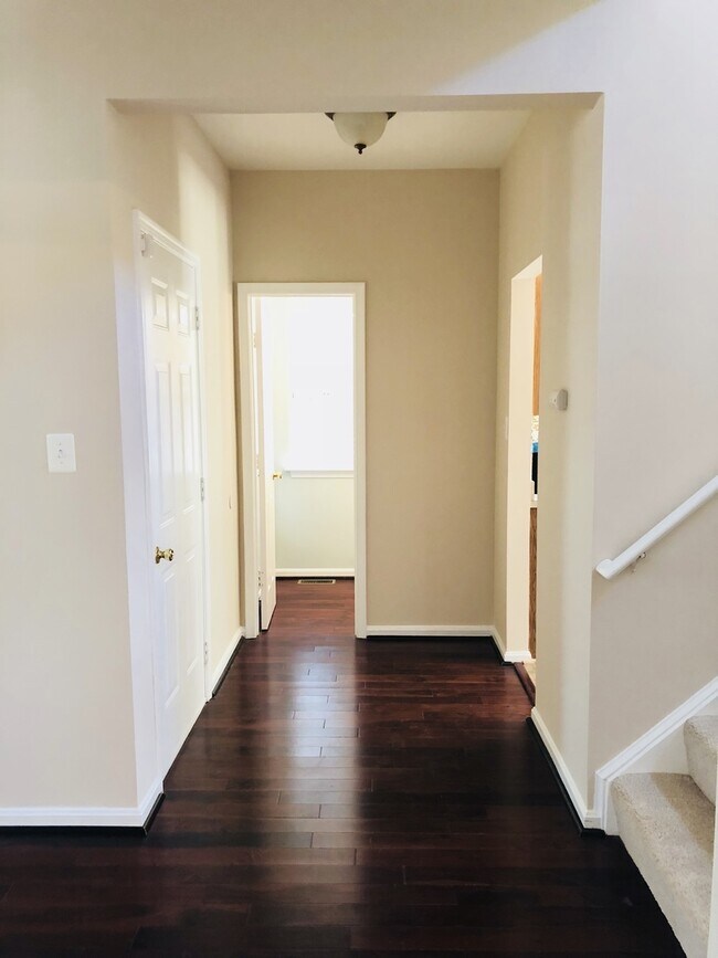 Building Photo - Available NOW!! HOME IN PARK RIDGE