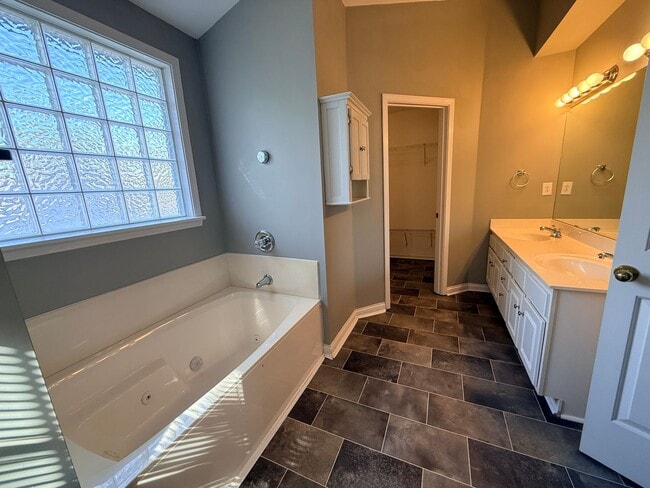 Building Photo - Spacious 4 Bed 2.5 Bath In Lexington!