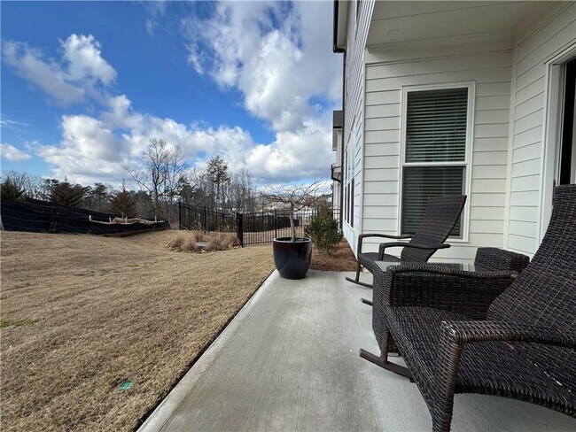 Building Photo - 637 Skytop Dr