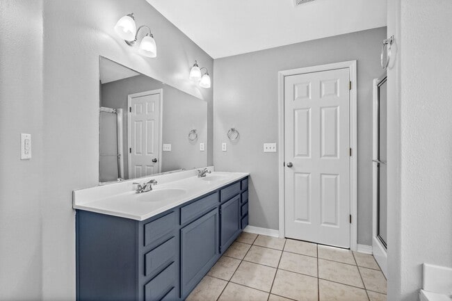 Building Photo - Beautiful Spacious Home w/ Community Clubhouse and Pool!