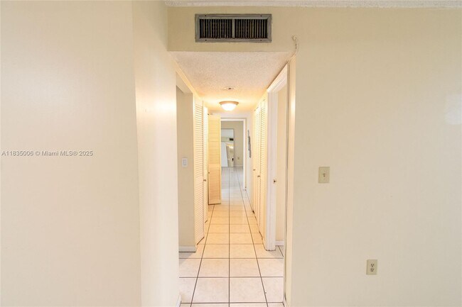 Building Photo - 1621 Collins Ave