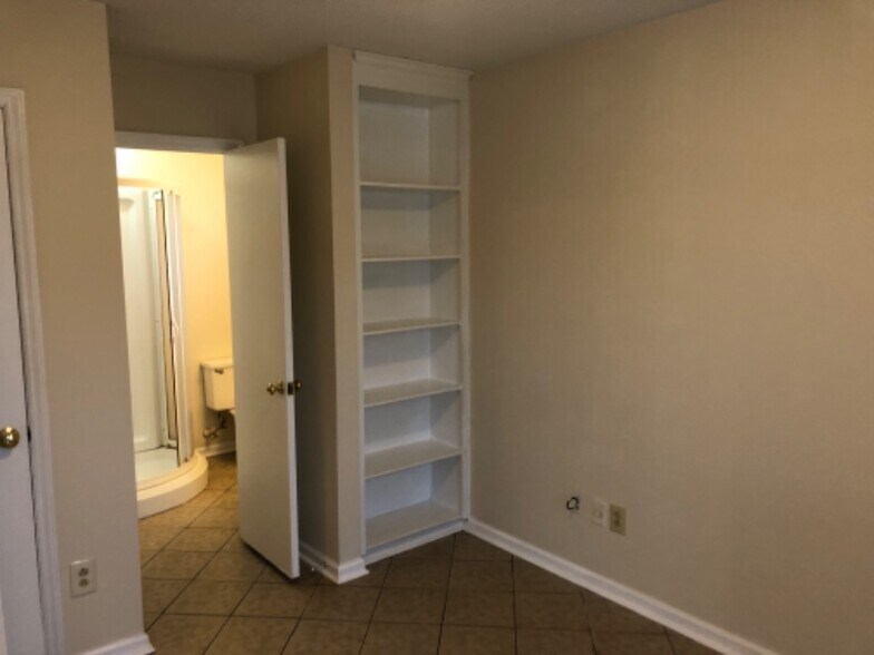 Building Photo - 6714 Woodwedge Dr