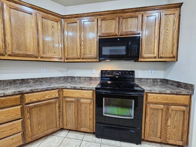 Building Photo - Available now ready for immediate move in