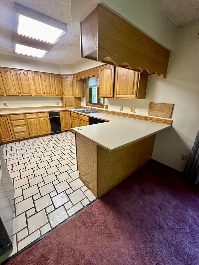 Building Photo - ALL UTILITIES INCLUDED! Spacious 1 Bed, 1 Bath Unit