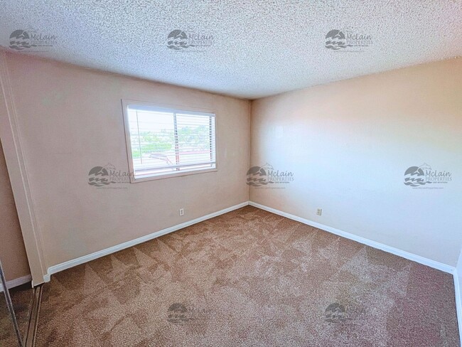 Building Photo - 3 Bed/2 Bath Two Story Townhome in Gated Community