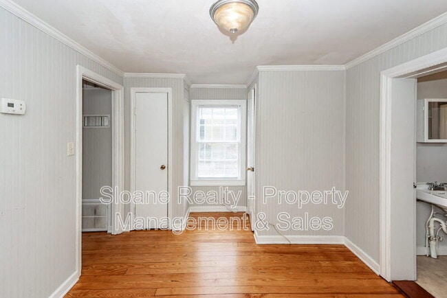 Building Photo - 2214 B Midland Park Rd