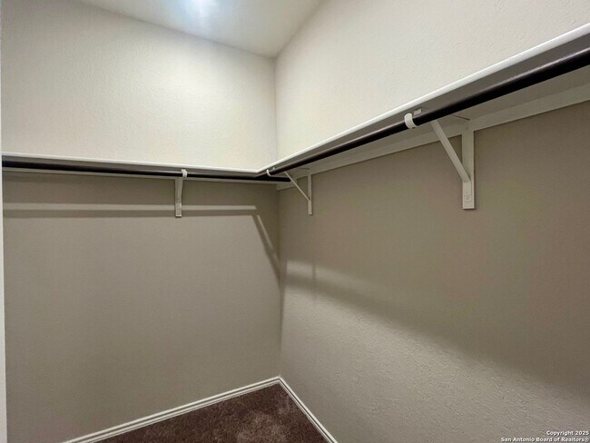 Building Photo - 3/2 Single Story Conveniently Located to B...