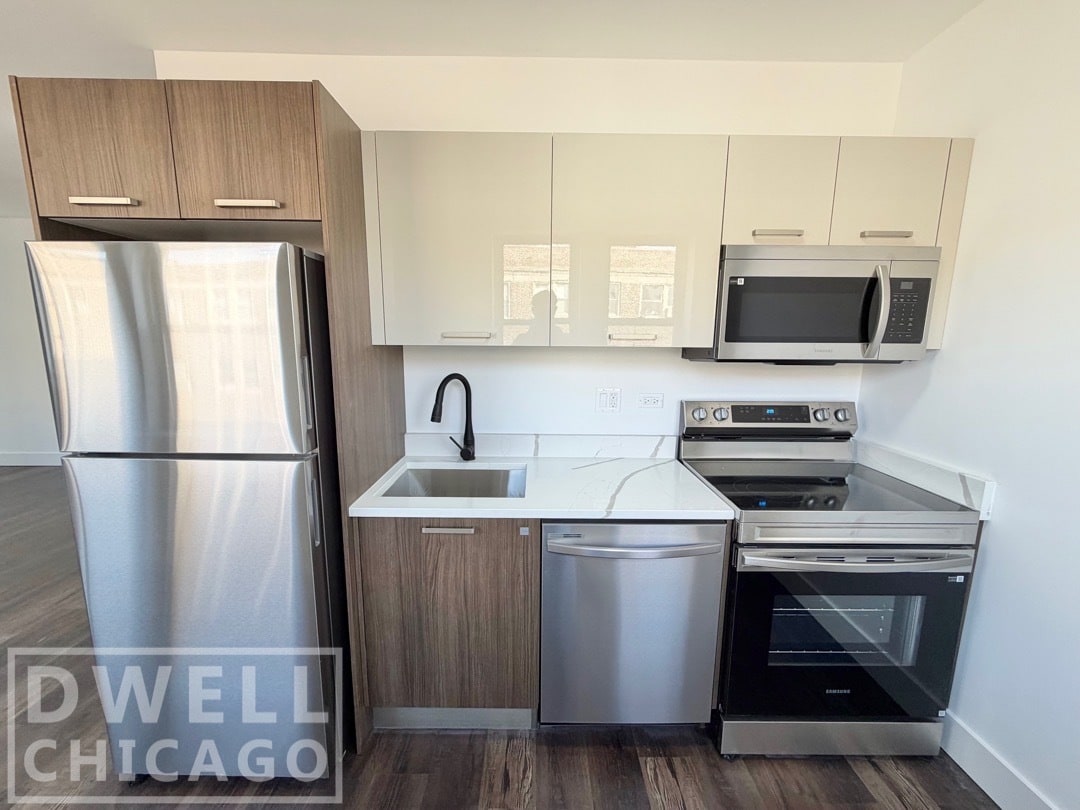 Building Photo - 5634 N Clark St