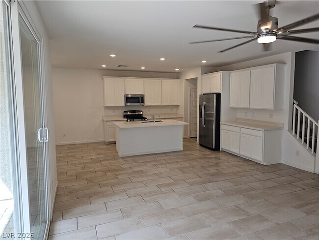 Building Photo - 6851 Gaslamp Hbr Ave