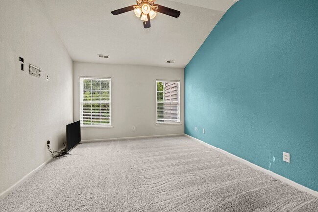 Building Photo - Beautifully Maintained 3-Bedroom Townhome with Bonus Room in Desirable Community