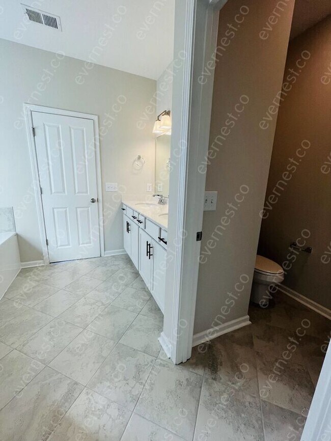 Building Photo - 4-Bedroom, 2.5-Bathroom Home with Modern A...