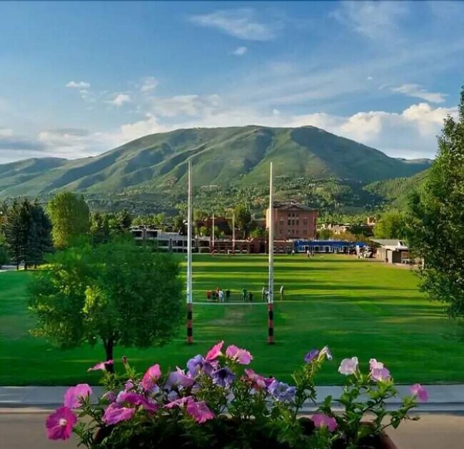 Building Photo - 611 S Monarch St