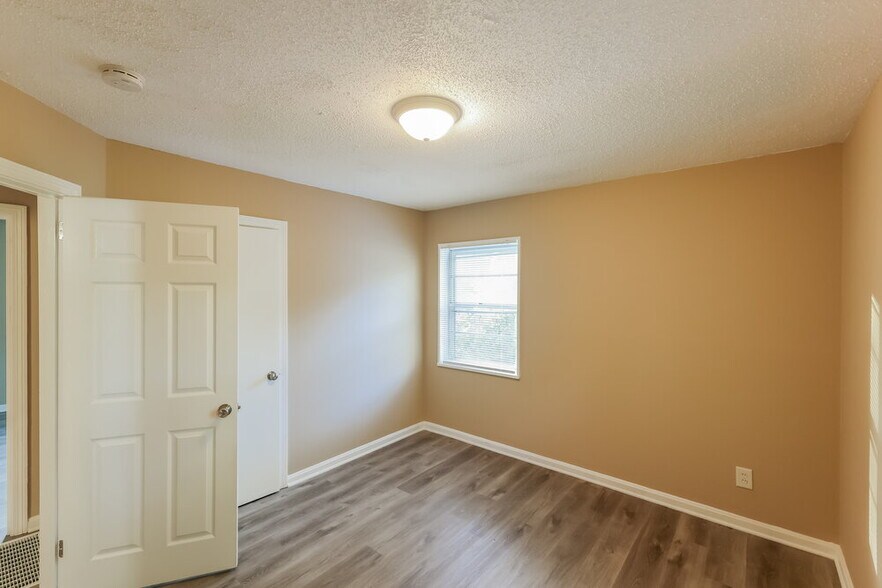 Building Photo - 9601 Red Ln Dr