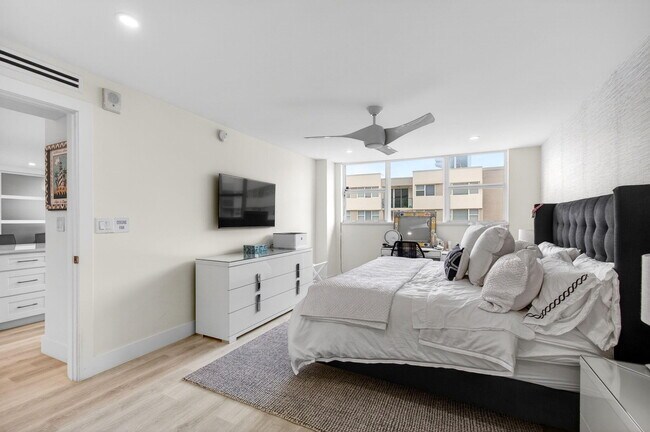 Building Photo - 1236 Hillsboro Mile