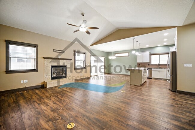 Building Photo - 3 Bedroom 2 Bathroom Home with Attached 3 Car Garage Available in Coeur d'Alene!