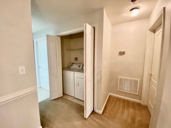 Building Photo - Super-Cute Condo! First Floor - 1-Story - Fenced Patio - Storage - Pet Friendly!