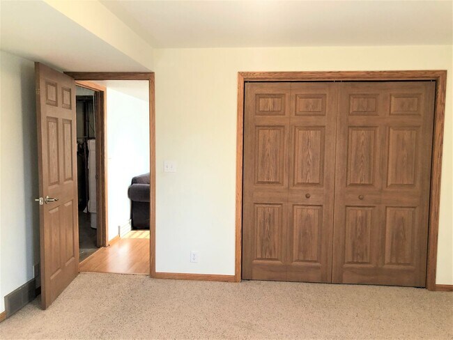 Building Photo - Charming 3-Bedroom Home with Fireplaces an...