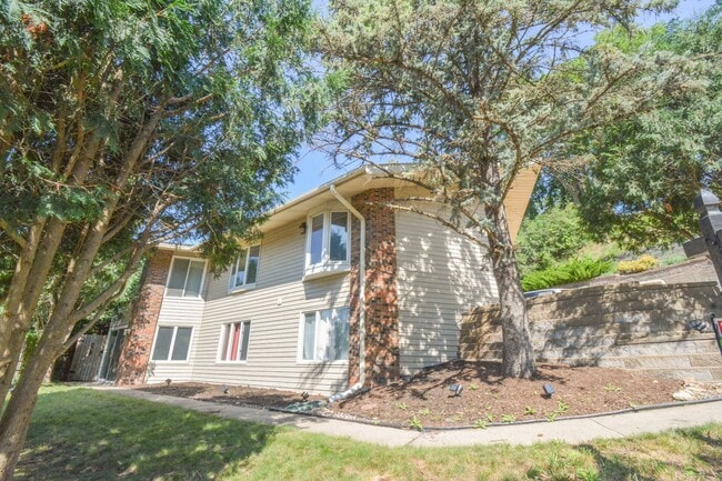 Building Photo - 6 Bed, 3.5 Bath Home for Rent – Retro Char...