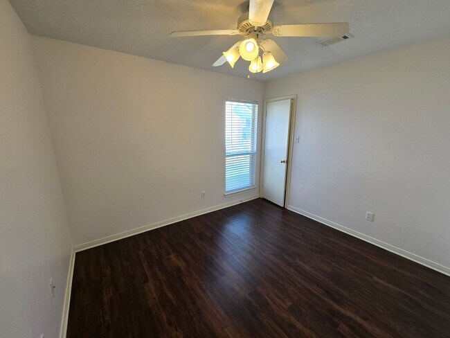 Building Photo - College Station - 3 bedroom / 2 bath / Garage / Fenced in back yard.