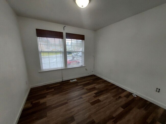 Building Photo - 4 bedroom 2.75 bath, Huge Fenced Yard with Landscaping Included!!