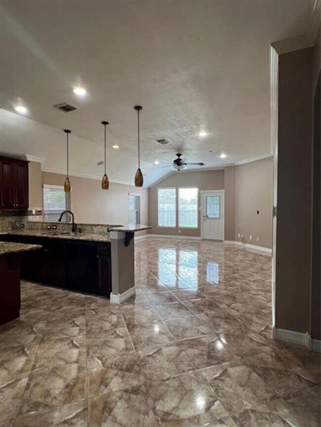 Building Photo - 15930 Hidden Crest Dr