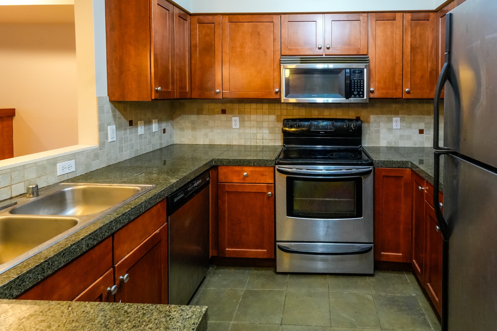 Granite counter top in kitchen - 1310 N Lucas Pl