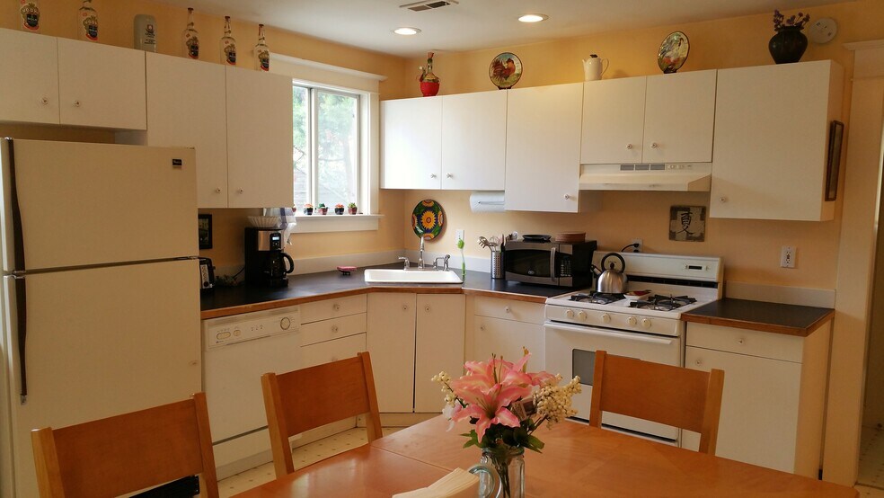 Kitchen facing North - 131 SW Hooker St