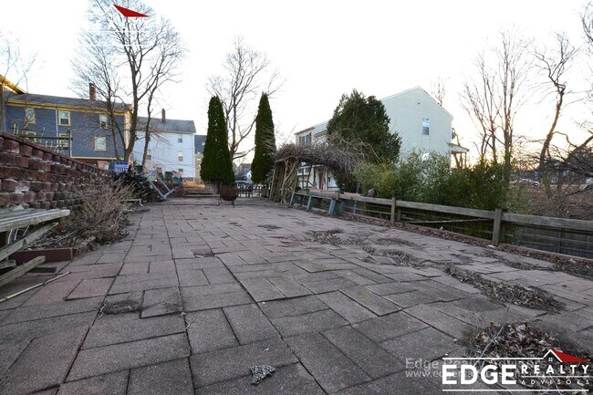 Building Photo - 283 Market St