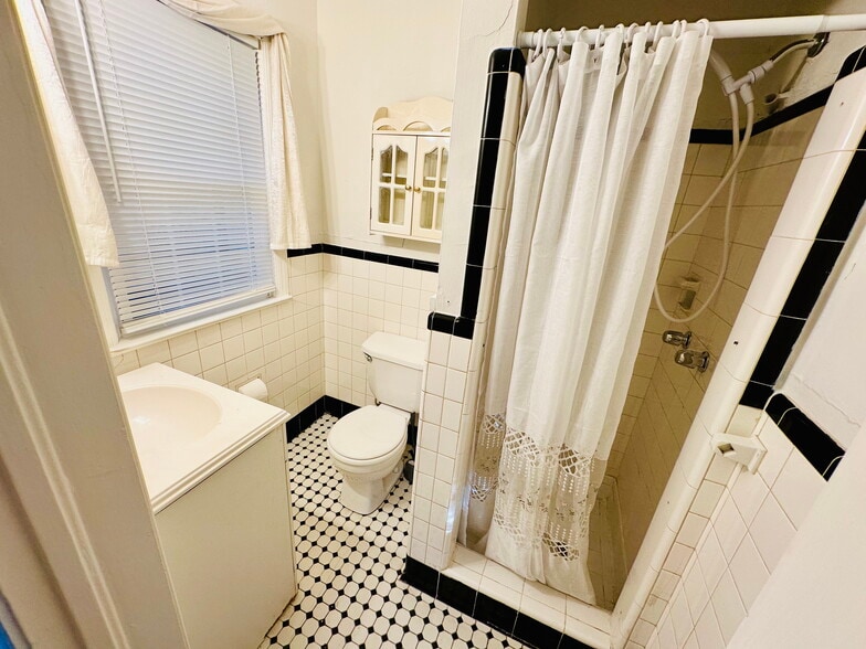 Front bathroom - 318 W Glenwood Dr