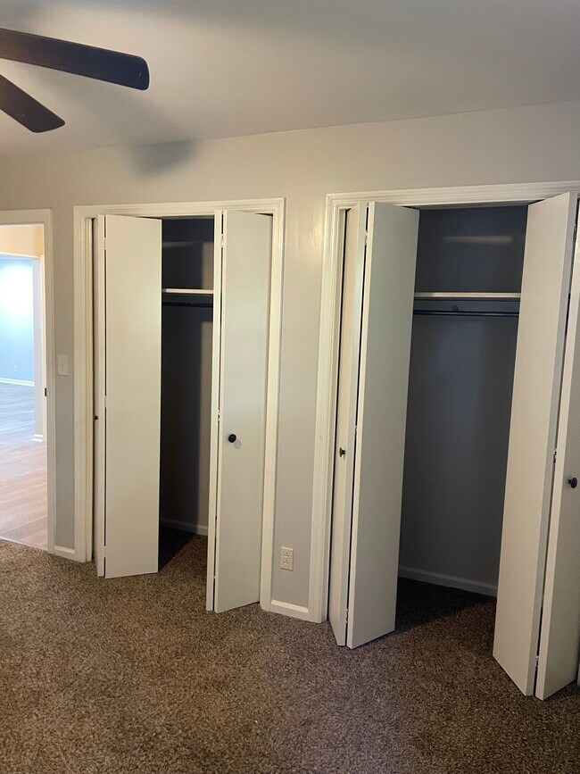 Building Photo - 400 Schenkel Ln