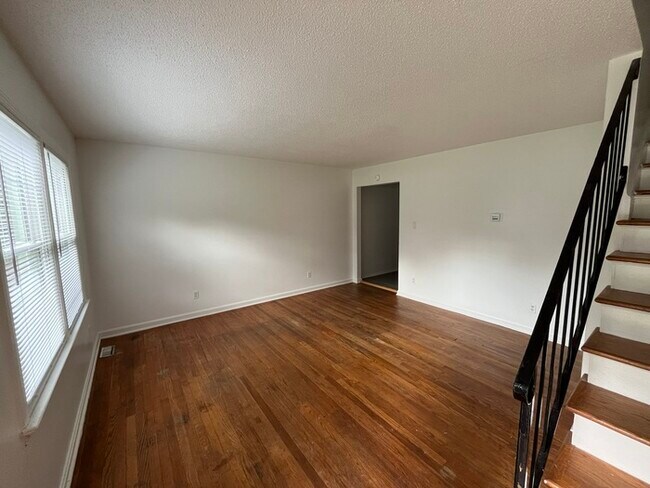 Building Photo - Adorable 2 Bed 1 Bath Available NOW!