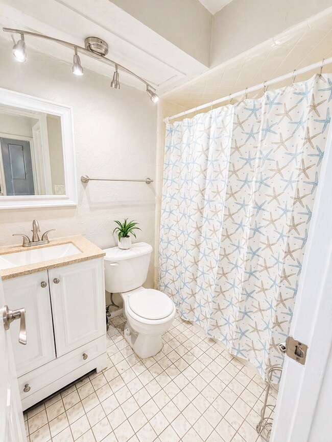 Building Photo - Last Unit Available!