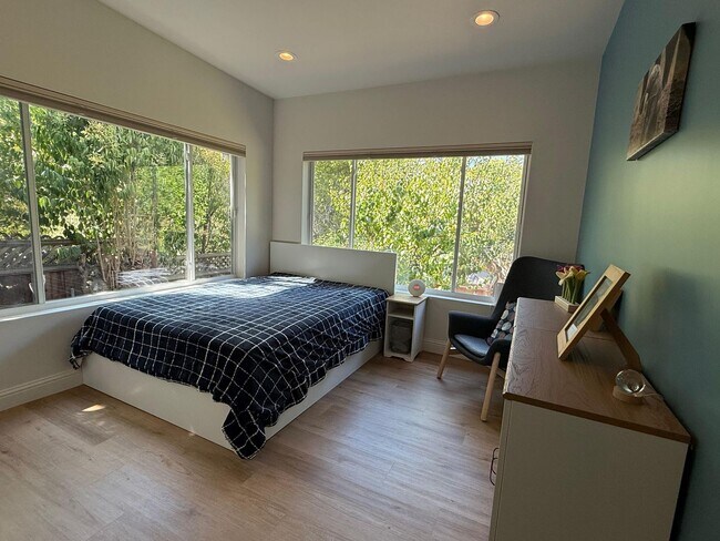 Building Photo - Spacious 5BD/2BA Home in San Carlos with S...