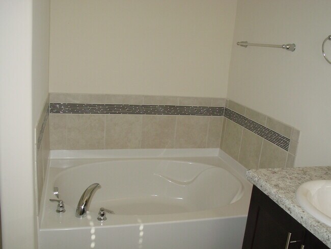 Building Photo - 104 Ventura Pl