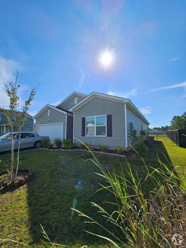 Building Photo - Gorgeous Goose Creek Home!