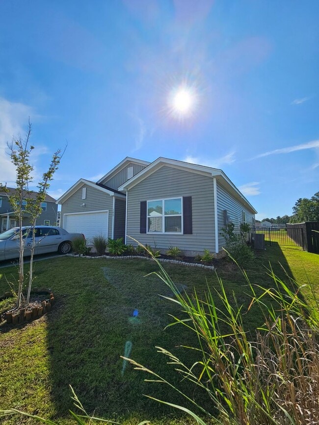 Building Photo - Gorgeous Goose Creek Home!
