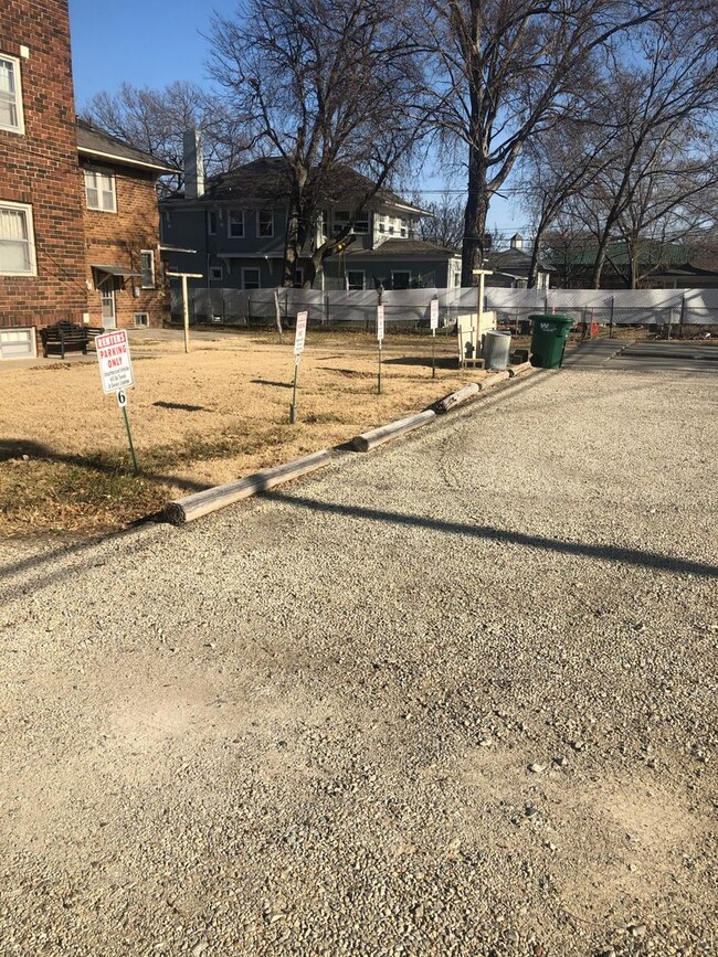 Building Photo - MOVE IN SPECIAL!