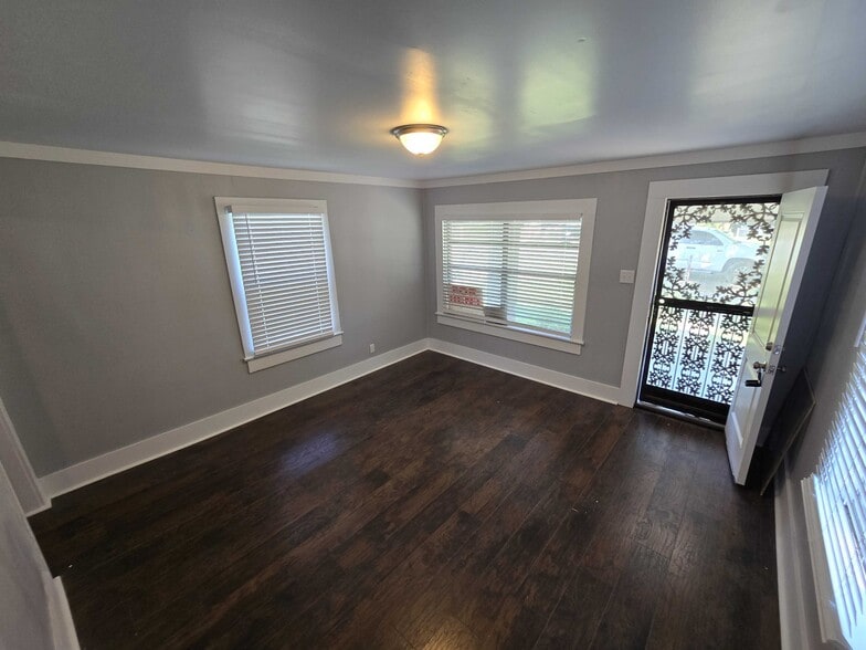 Building Photo - 713 Avenue F