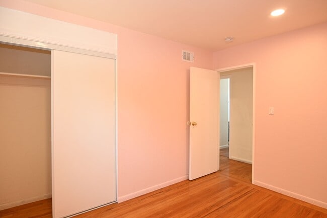 Building Photo - 4/2 W/ AC near San Tomas Expwy & El Camino...