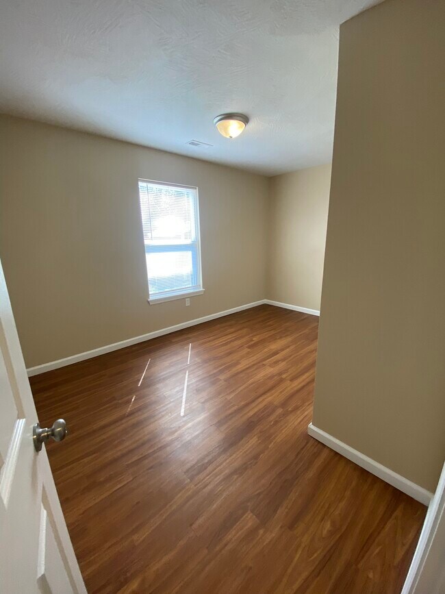 Building Photo - 1628 N Barnes Ave